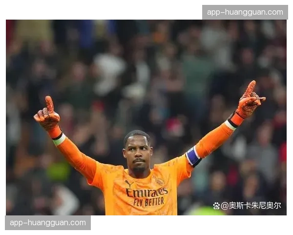 特写：终场哨响，诺伊尔独自整理手套离开伊蒂哈德球场