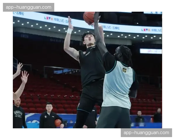 曾凡博参加球队合练，力争常规赛收官战复出对阵吉林